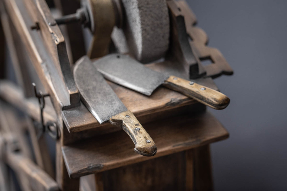 Accessori in metallo dell’arrotino in legno realizzato in stile antico