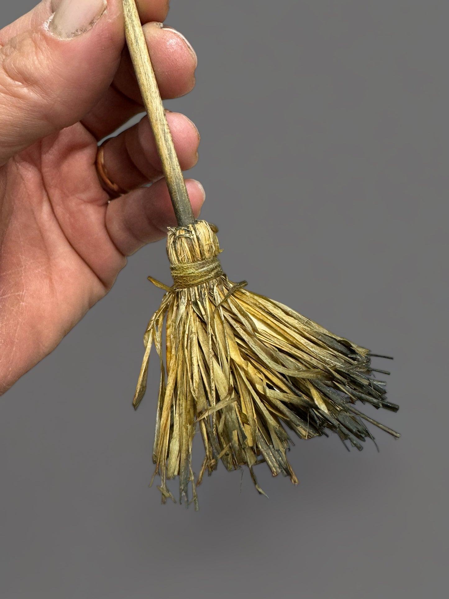 Broom for sweeping waste, in wood.