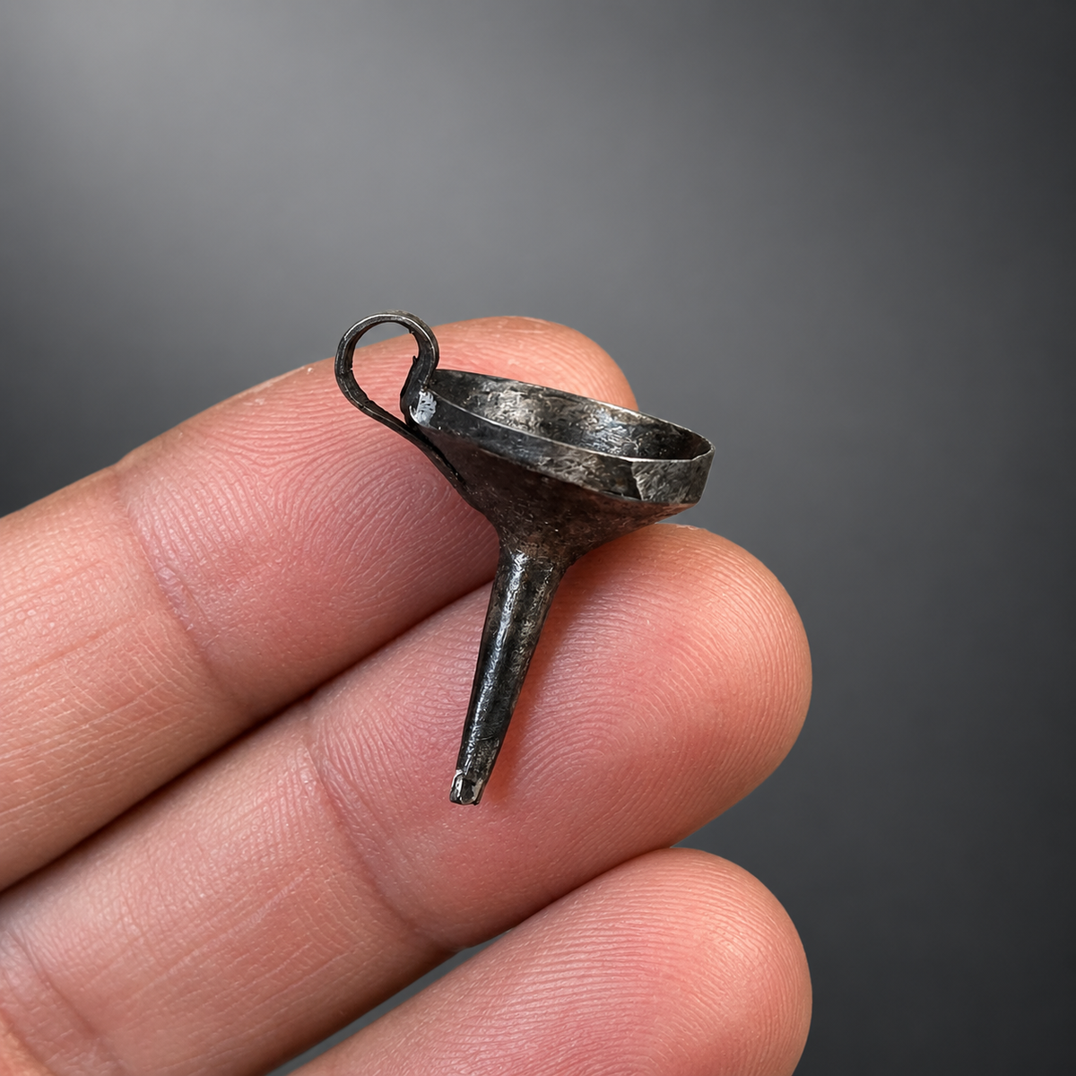     Imbuto in metallo miniatura artigianale per presepe napoletano