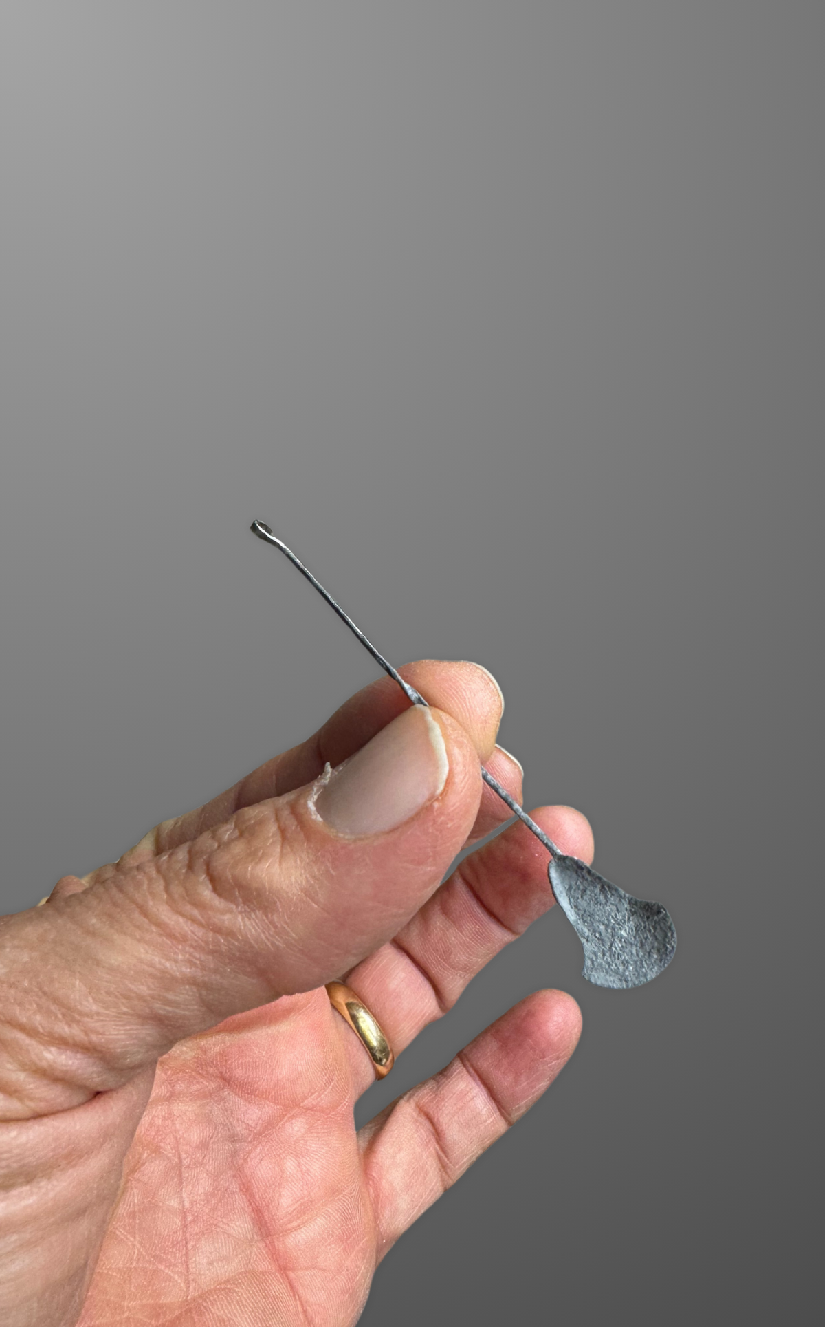 Dettaglio della paletta miniatura in metallo realizzata a mano